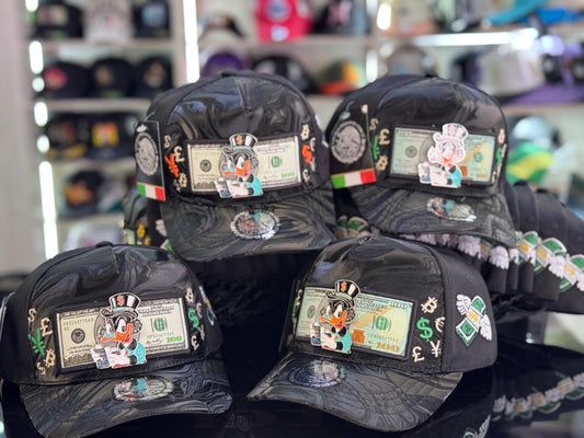 Gorra premium negra con detalles de lujo, pines decorativos y bordados – Disponible en Col Market con envío gratis en Colombia.